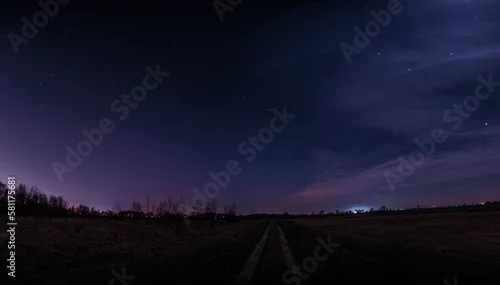 Obraz pusta polna droga w nocy z niebem z gwiazdami
