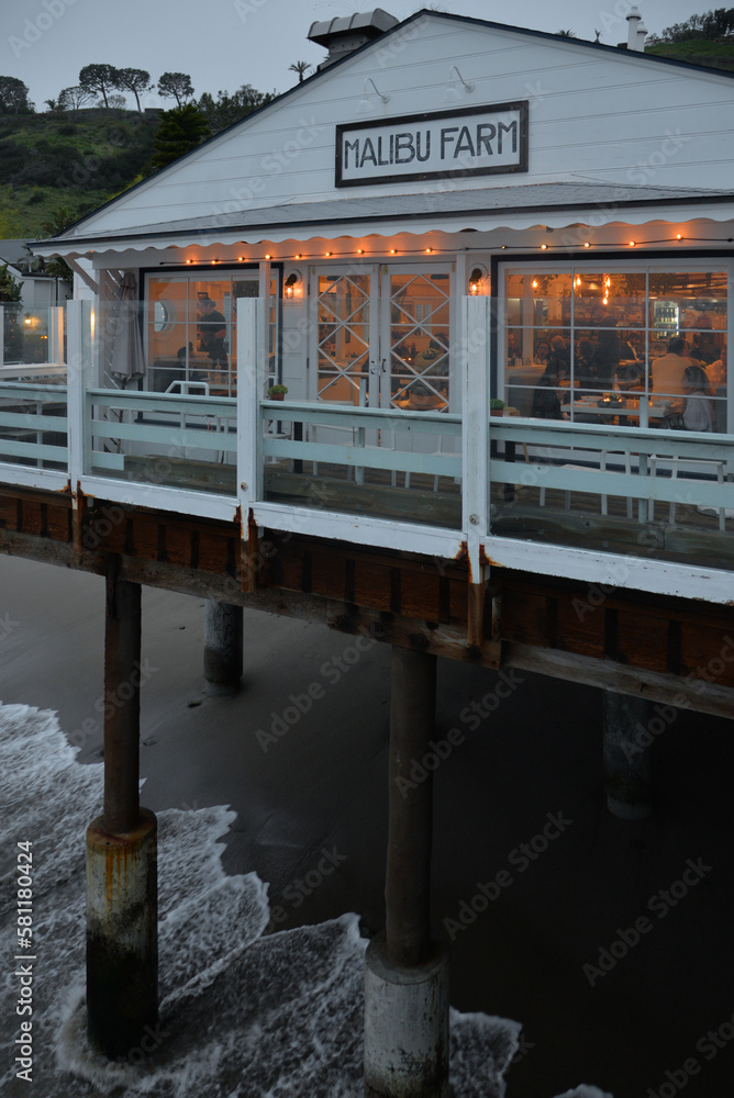 Obraz premium MARCH 13, 2023 - Malibu, CA: Malibu fishing pier in foggy day