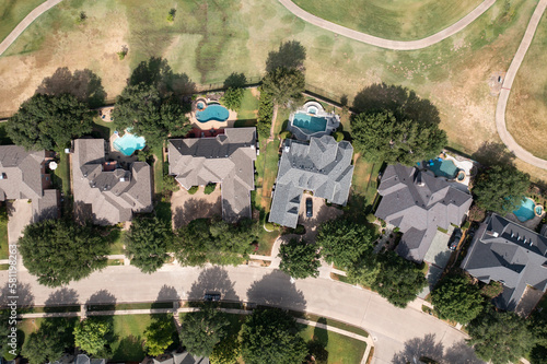 Fotografia Aerial drone view of luxury homes in affluent suburban city neighborhood