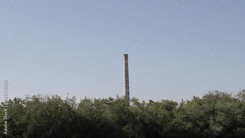 Vista de una larga chimenea industrial en carretera. Viaje vacacional interior del pais. HD Vista de una larga chimenea industrial en carretera. Viaje vacacional interior del pais. HD