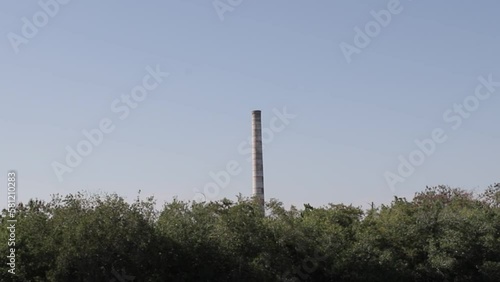 Vista de una larga chimenea industrial en carretera. Viaje vacacional interior del pais. HD photo