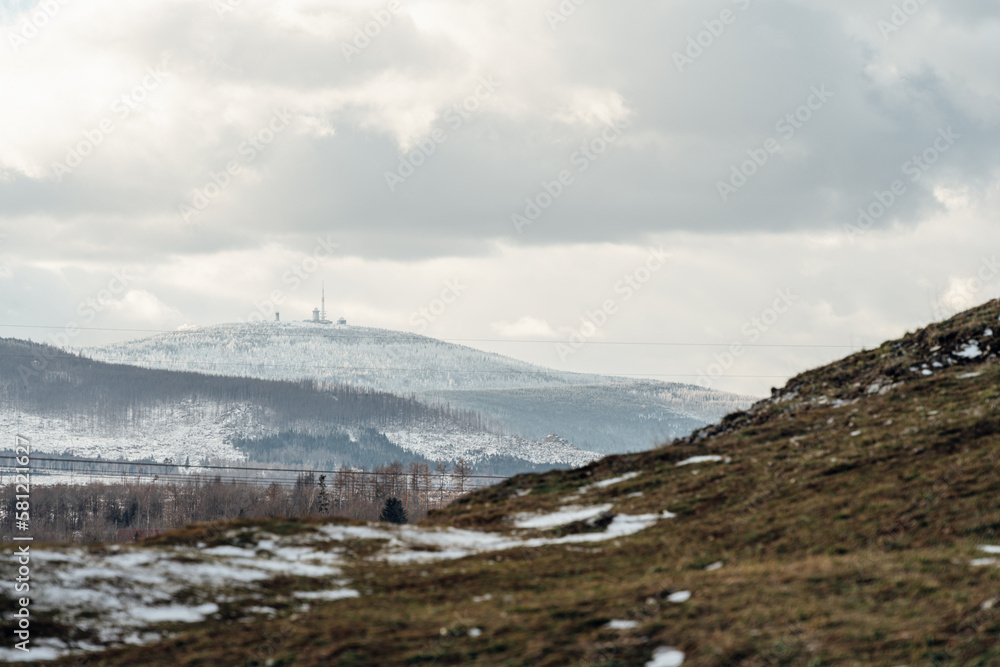 Winterliche Landschaft rund um den Galgenberg in Elbingerode mit Blick zum Brocken