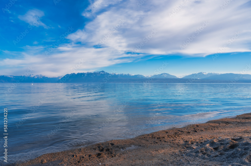 le lac Léman et les alpes depuis la plage de Tolochenaz