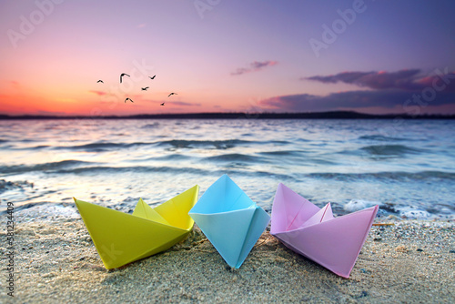 Leinwand Poster bunte Papierboote am Strand