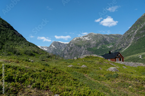 Hütte im Tal des Austerdalsbreen, Norwegen