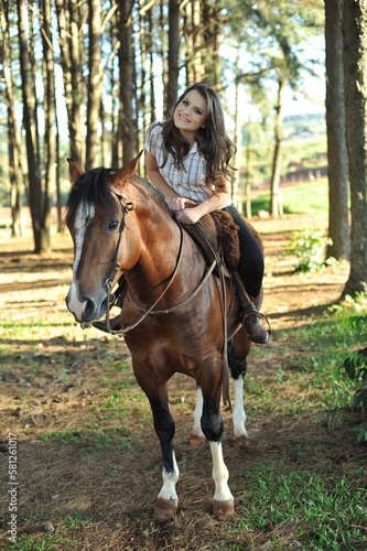 jovem bonita cowtry com cavalo  © Alexandre