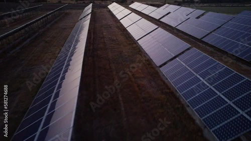 planta fotovoltaica, campo de placas solares desde el aire, toma de dron de placas solares. video energías renovables