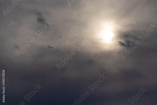 灰色の雲に覆われた太陽 