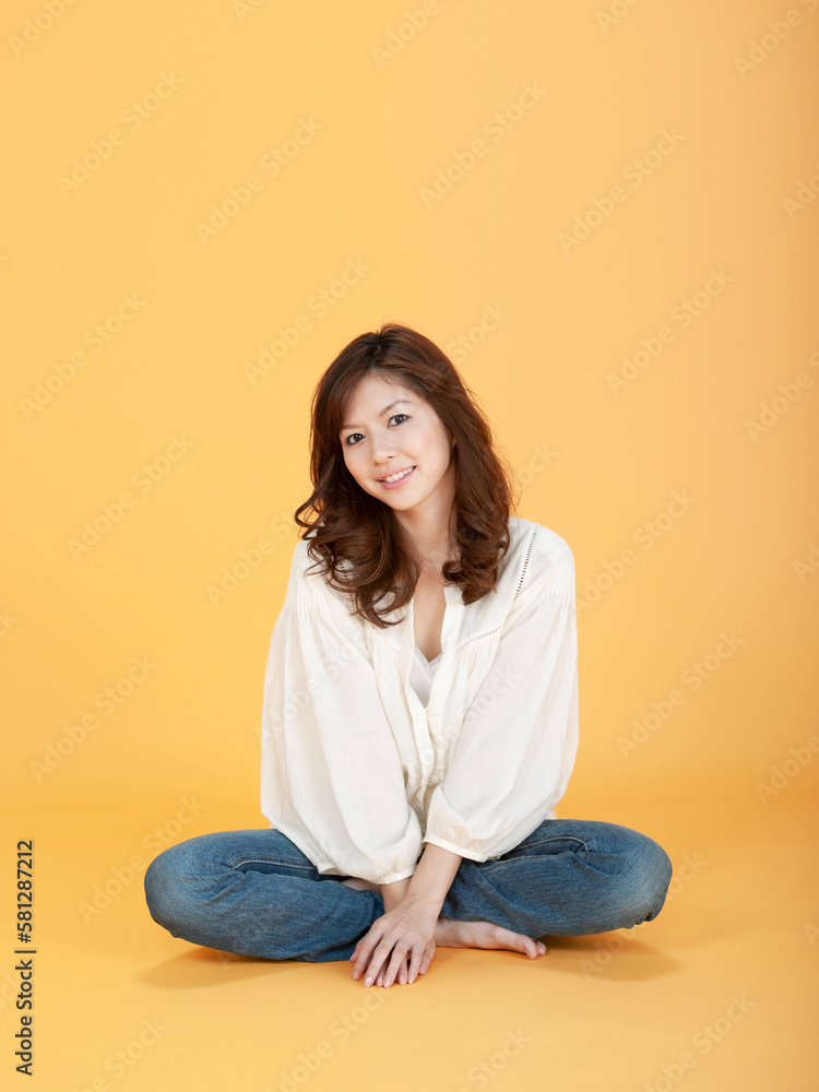 胡坐をかいて座る女性 胡坐をかいて座る女性