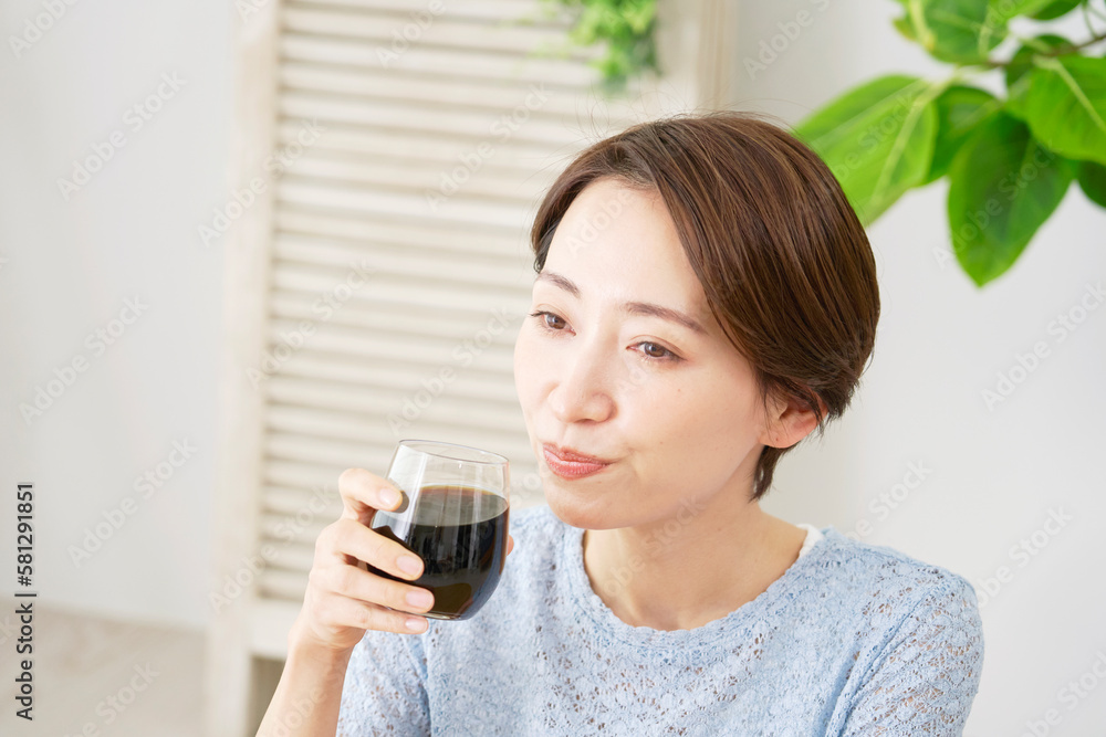 家でアイスコーヒーを飲む女性 家でアイスコーヒーを飲む女性