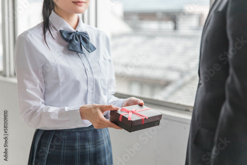 バレンタインデーにチョコレートを渡す女性と男性
 photo
