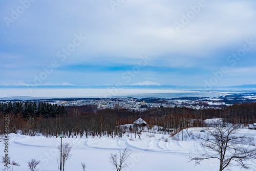 【北海道】冬の天都山から望む網走市街とオホーツク海の流氷
