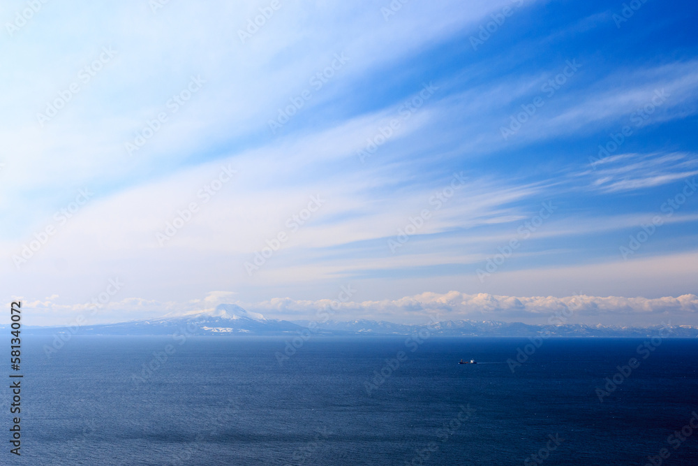 北海道室蘭市、地球岬展望台から眺める北海道駒ケ岳【3月】