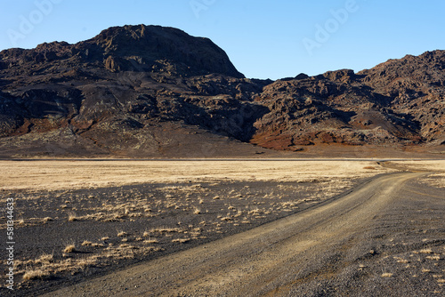 piste de terre et de gravier avec un sol volcanique composé de sale noir au bout du monde suite à un voyage en Islande 
