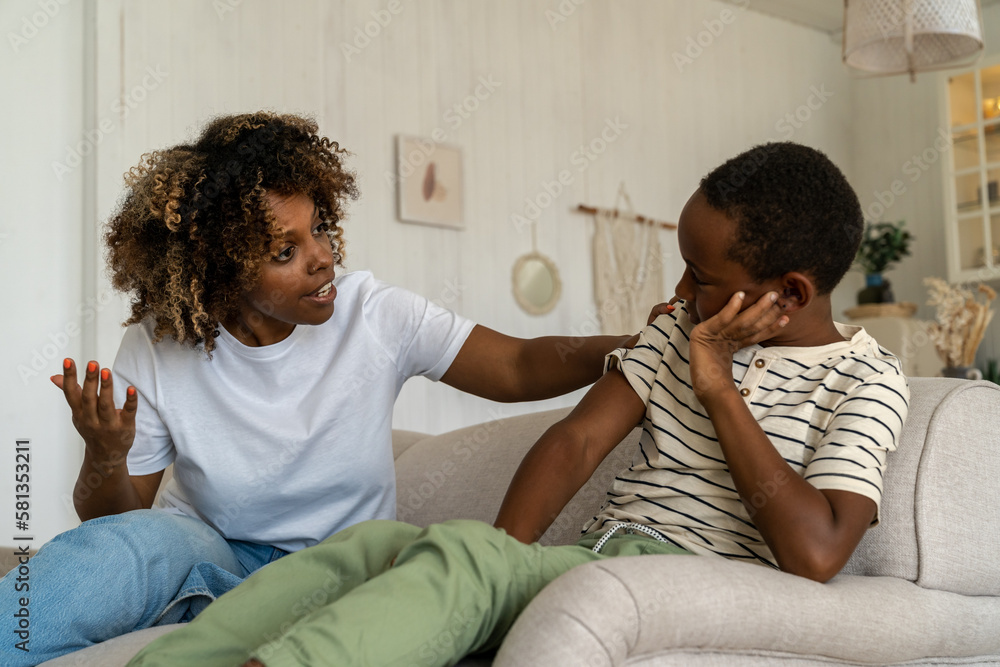 Fotka Young Irritated African American Woman Mother Trying Teach Fotka Young Irritated African American Woman Mother Trying Teach