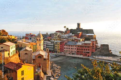 Le luci del tramonto sulle cinque terre  -  Vernazza  Liguria