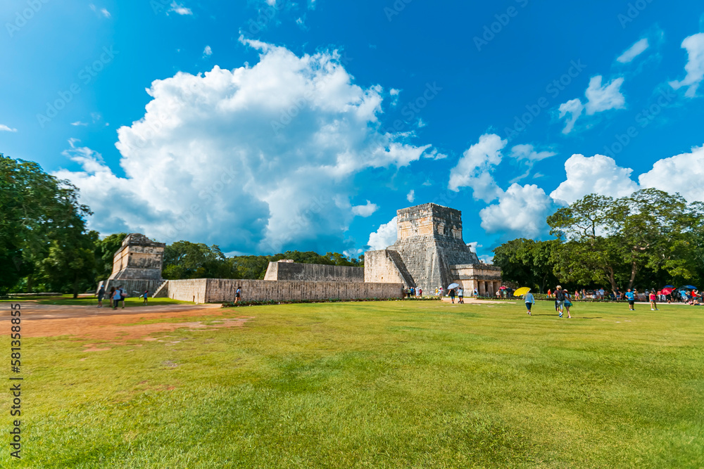 Kukulcan El Castillo pyramid in Chichen Itza. Mayan ruins  in Mexico
