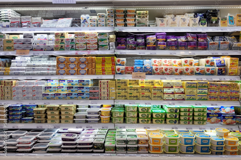 Foto de Kuala Lumpur, Malaysia 12 Mar 2023 Huge open fridge with