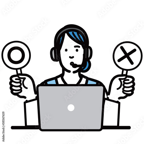 ラップトップの前に座ってマルバツの札を持って考えているオペレーターの若い女性
