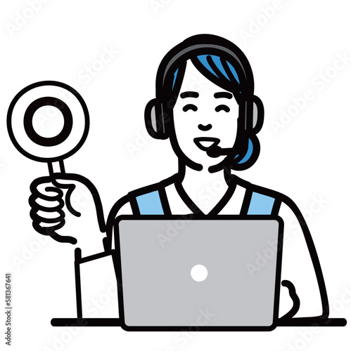 ラップトップの前に座ってマルの札を持って笑顔のオペレーターの若い女性
