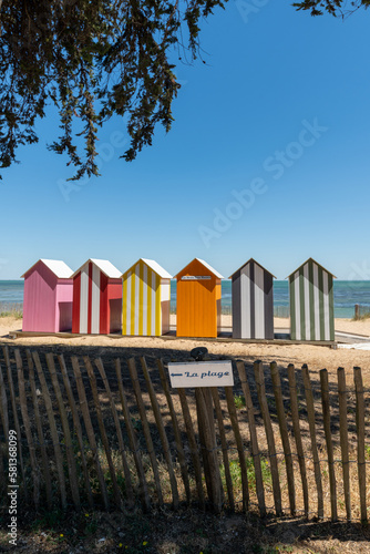 Ile d’Oléron (Charente-Maritime, France), cabines de plage traditionnelles avec le nom de la station balnéaire: La Brée Les Bains photo