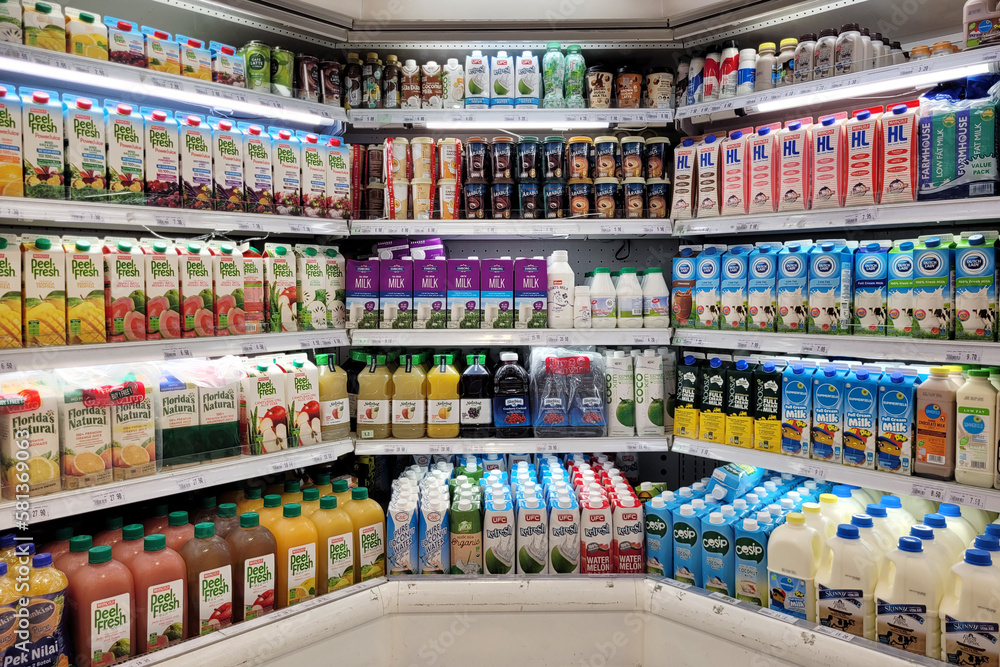 Foto de Kuala Lumpur, Malaysia 12 Mar 2023 Huge fridge with various