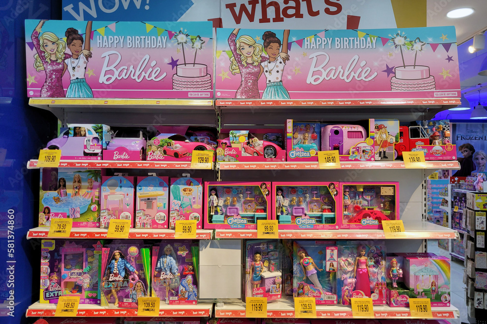Foto de Kuala Lumpur, Malaysia 12 Mar 2023 Various choice Barbie