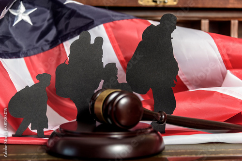 Foto The issue of refugees from the United States and the government's immigration policy as extreme vetting for banned newcomers in America silhouette immigrants