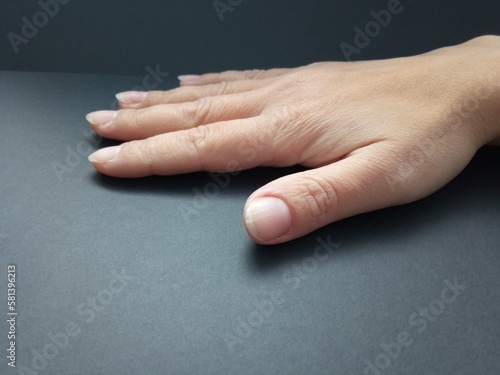 Obraz na płótnie hand with polish w salonie