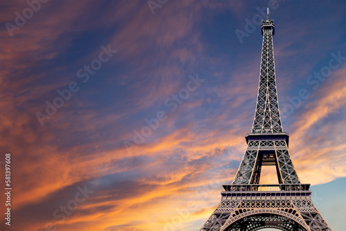  Eiffel Tower against the background of a beautiful sky at sunset. Paris, France © Владимир Журавлёв