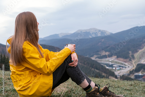 Canvas-taulu Female traveler looks at the mountains