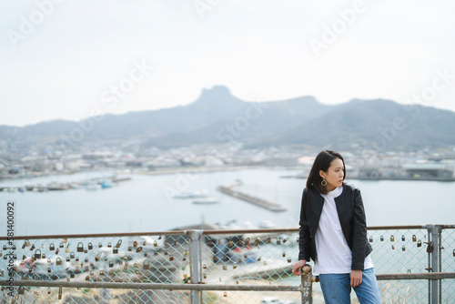 海の見える公園にいる女性