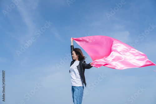 ピンクの布を持った女性