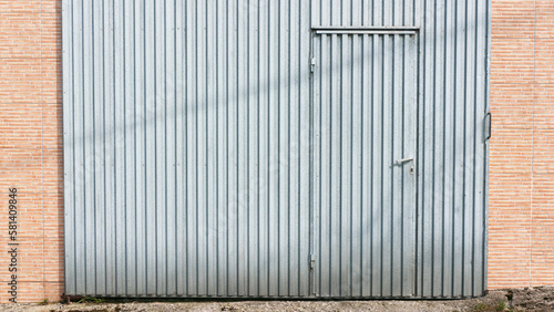 Puerta personal en puerta de garage de metal corrugado
