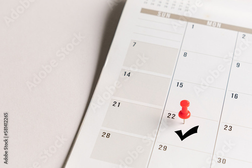 Foto Red pin and arrow symbol on calendar