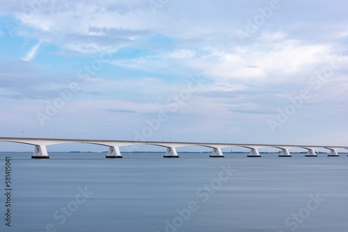 Zeelandbrücke im Mündungsarm Oosterschelde bei Zierikzee. Provinz Zeeland in den Niederlanden