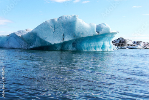 un iceberg bleu © helenedevun