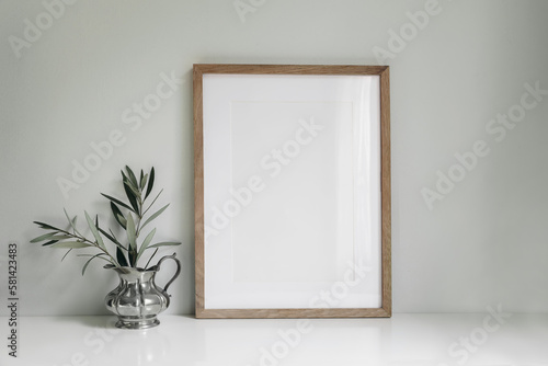 Blank vertical wooden picture frame mockup Fototapet