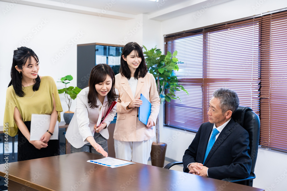 Fototapeta premium 女性社員の意見を聴く役員