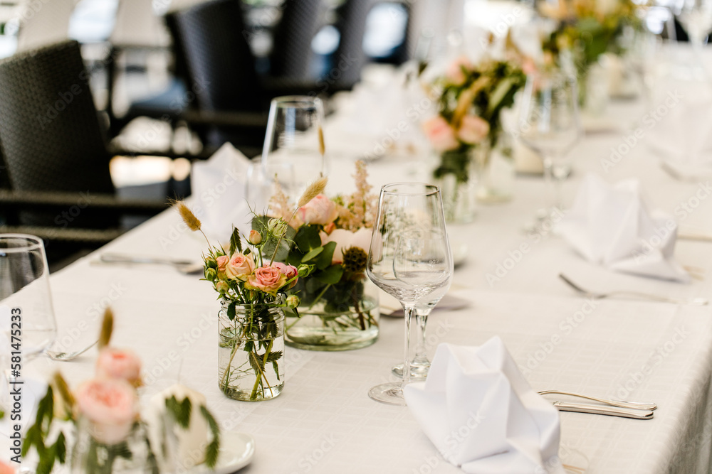 Festlich gedeckter Tisch bei Hochzeit im Restaurant Hochzeitsdeko 
