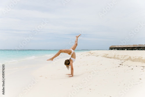 M  dchen turnt am Sandstrand freut sich   ber Urlaub im Paradies 