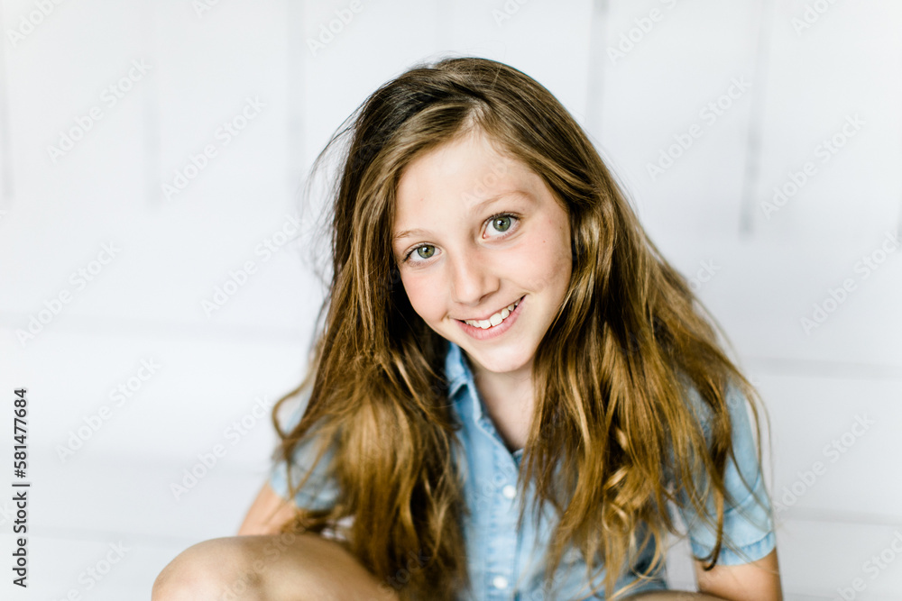 Hübsches lachendes Mädchen mit langen blonden Haaren Hübsches lachendes Mädchen mit langen blonden Haaren