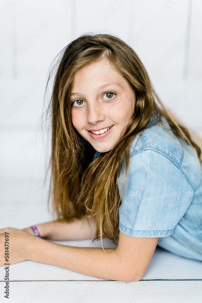 Hübsches lachendes Mädchen mit langen blonden Haaren Hübsches lachendes Mädchen mit langen blonden Haaren