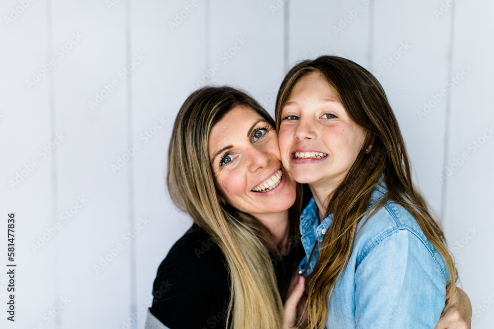 Glückliche Mutter und Tochter mit langen blonden Haaren Glückliche Mutter und Tochter mit langen blonden Haaren