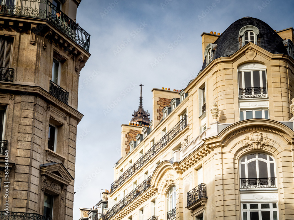 Edificios con tronos ocres y arquitectura de estilo haussmann con cielo azul y nuboso en paris