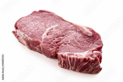 Surowy stek wołowy, czerwone mięso na białym tle