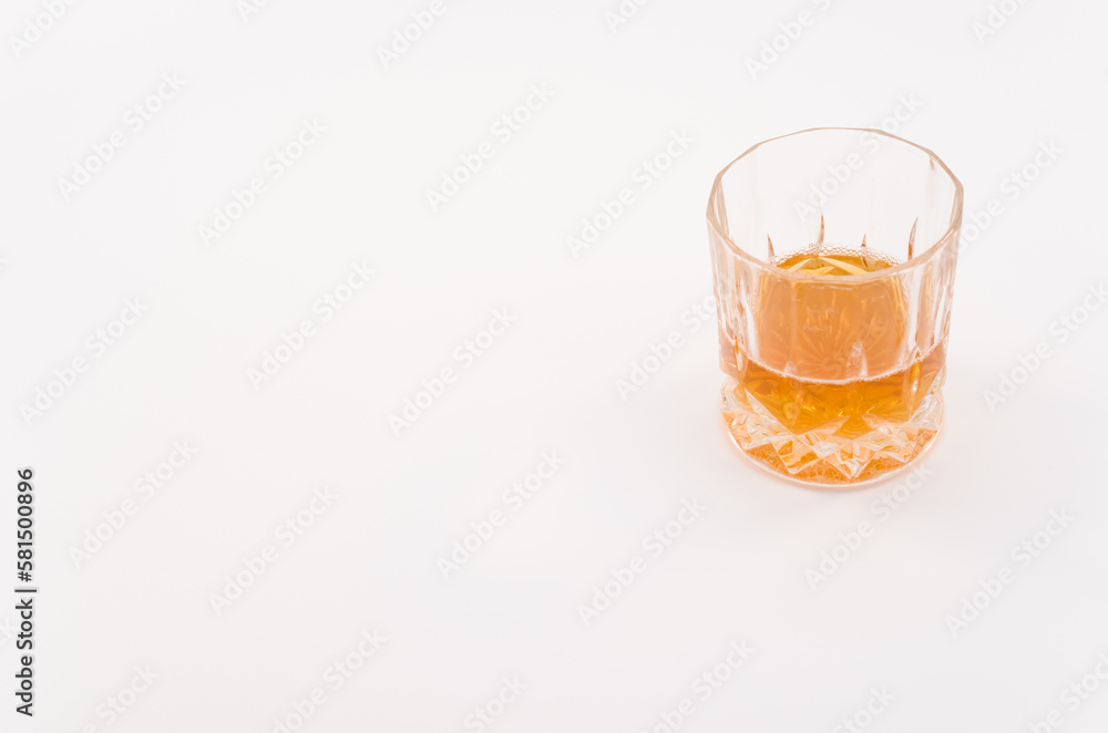 bicchiere in cristallo lavorato con bevanda alcolica isolato su superficie bianca