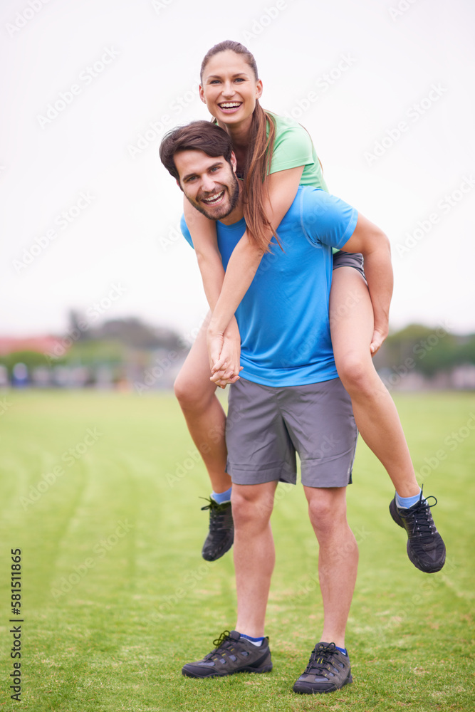 Obraz premium We always have fun together. a young man playfully carrying his girlfriend on his back while working out.
