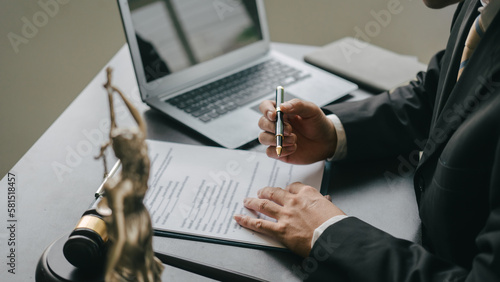 Schilderij op canvas Holding pen, Lawyers and legal requirements and bribery in adjudicating and adjudicating litigation cases