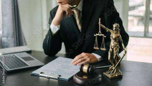 Fotografie Lawyers and legal requirements and bribery in adjudicating and adjudicating litigation cases